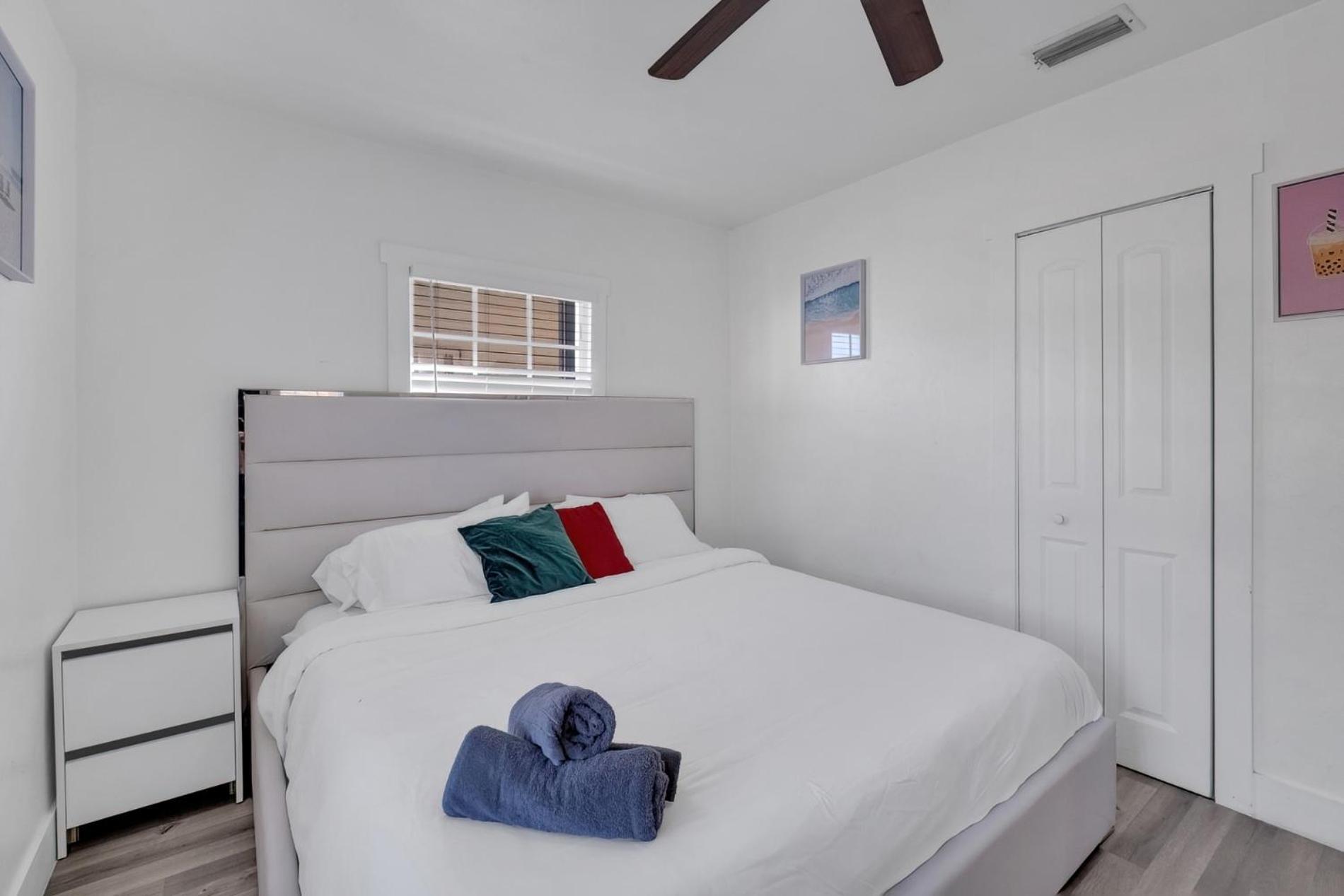 Happy House Miami! Same Name Everywhere - 3 Bedroom House - 1 King - 3 Queens Ferienhaus